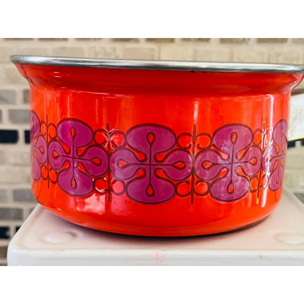 Vintage Enamel Pan with‎ Groovy Pink Pattern on Red